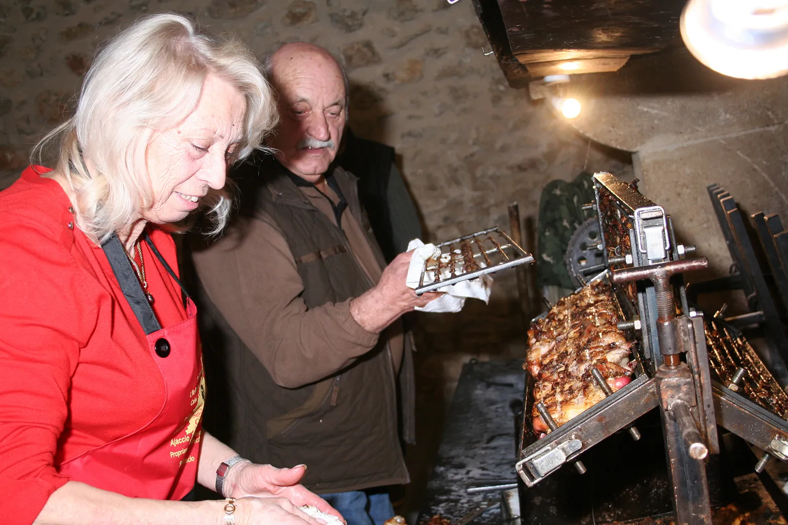 Le président lit le menu du jour à table